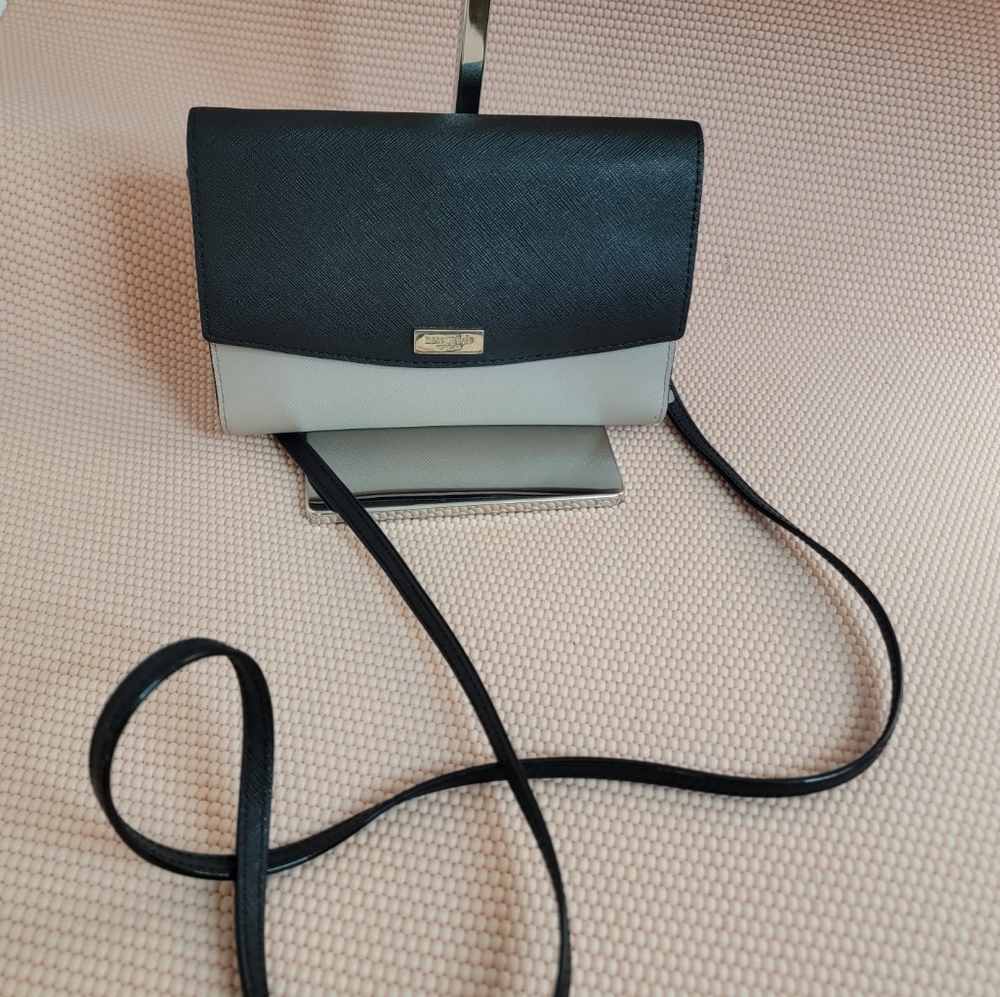 LOWSTRT Excellent Used Condition Katespade  leather Convertible Crossbody/Wallet